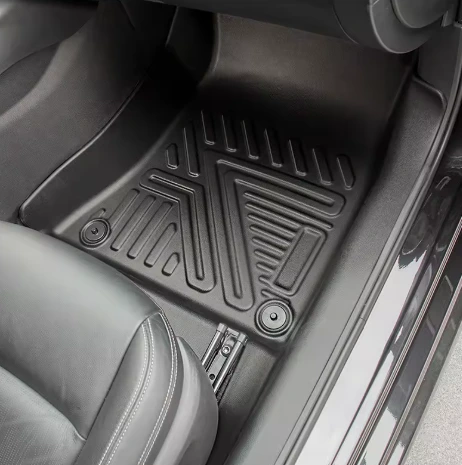 Tapete Distrito Motor MX instalado en una Volkswagen Golf 2023