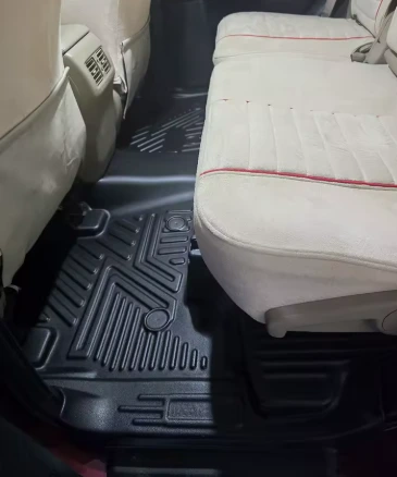 Tapete Distrito Motor MX instalado en una Peugeot 308 2023